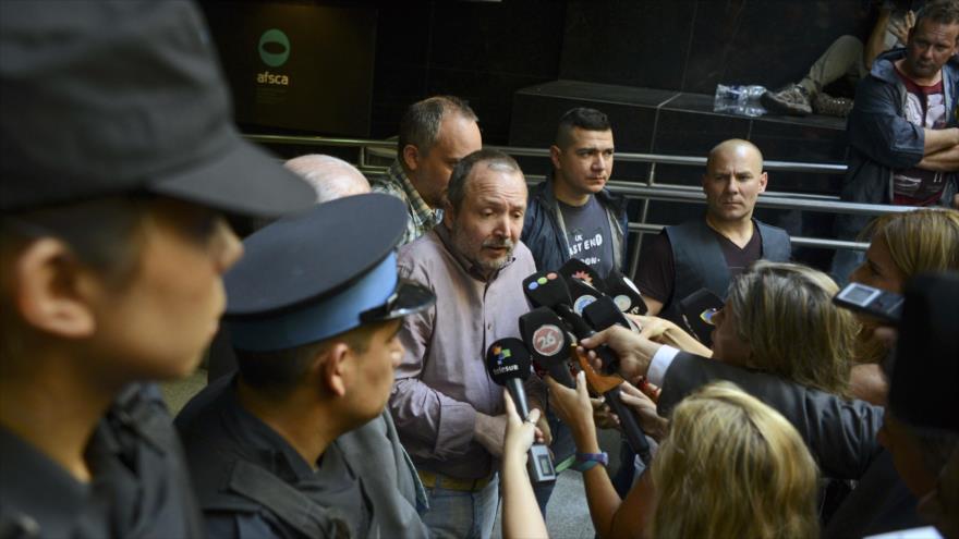 Martín Sabbatella, el depuesto director de la Autoridad Federal de Servicios de Comunicación (AFSCA) de Argentina, hace declaraciones a la prensa tras la intervención de esta entidad en diciembre de 2014.