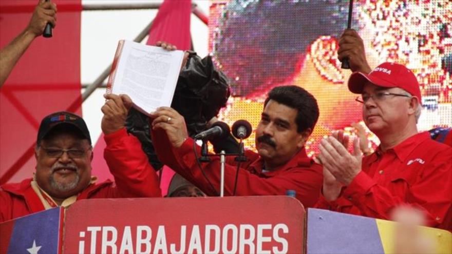 El presidente venezolano, Nicolás Maduro, firmó en compañía de la masa trabajadora el contrato colectivo petrolero 2015-2017, 12 de enero de 2016.
