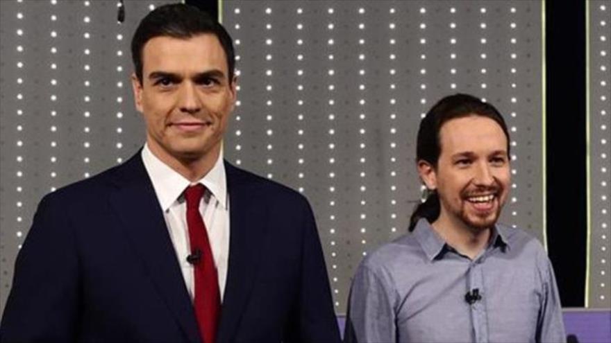 El secretario general de Podemos, Pablo Iglesias (dcha.) junto al líder del Partido Socialista Obrero Español (PSOE) Pedro Sánchez, en un debate televisivo.