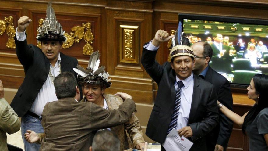 De izq. a dcha. Romel Guzamana, Nirma Guarulla y Julio Ygarza, los tres diputados de la opositora Mesa de Unidad Democrática (MUD).