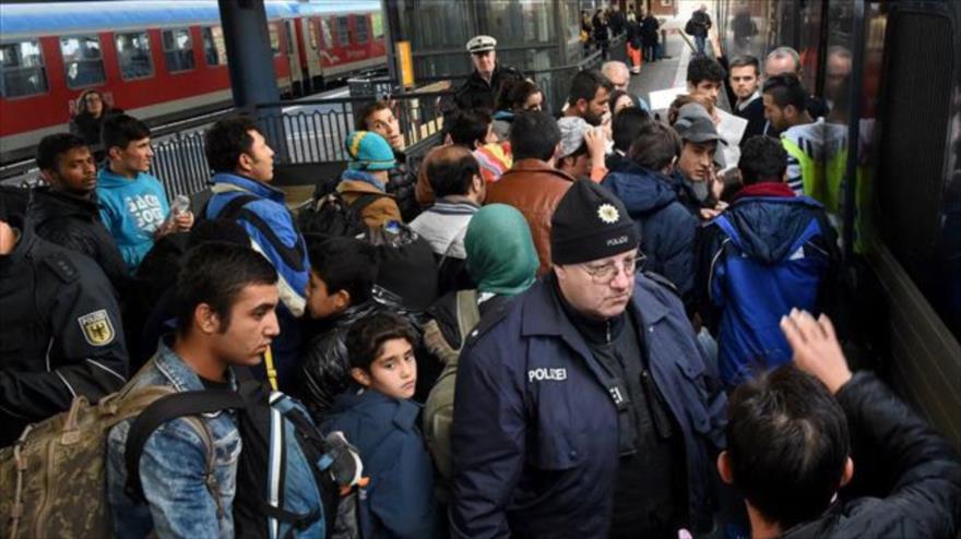 Refugiados tratan subir a un tren dirigido a Copenhague, la capital de Dinamarca. 12 de noviembre de 2015