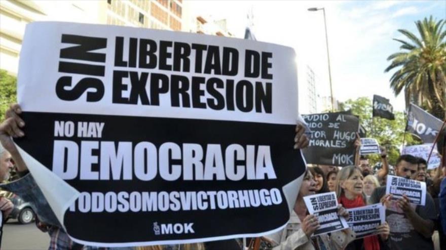 Argentinos protestan contra el despido del periodista Víctor Hugo Morales.