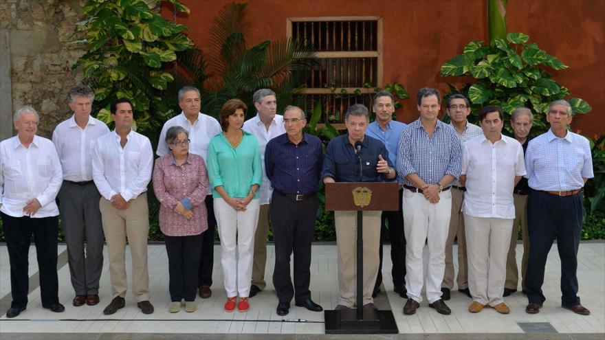 El presidente colombiano, Juan Manuel Santos (centro) en una conferencia de prensa junto con los miembros de la delegación del gobierno de Colombia para las conversaciones de paz con las Fuerzas Armadas Revolucionarias de Colombia (FARC) en Cartagena, Colombia, 8 de enero 2016.