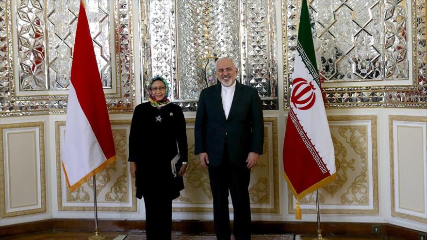 La jefa de la Diplomacia de Indonesia, Retno Marsudi, y su par iraní, Mohamad Yavad Zarif, posan para una foto antes de reunirse en el Ministerio de Asuntos Exteriores de Irán, el 13 de enero de 2016.