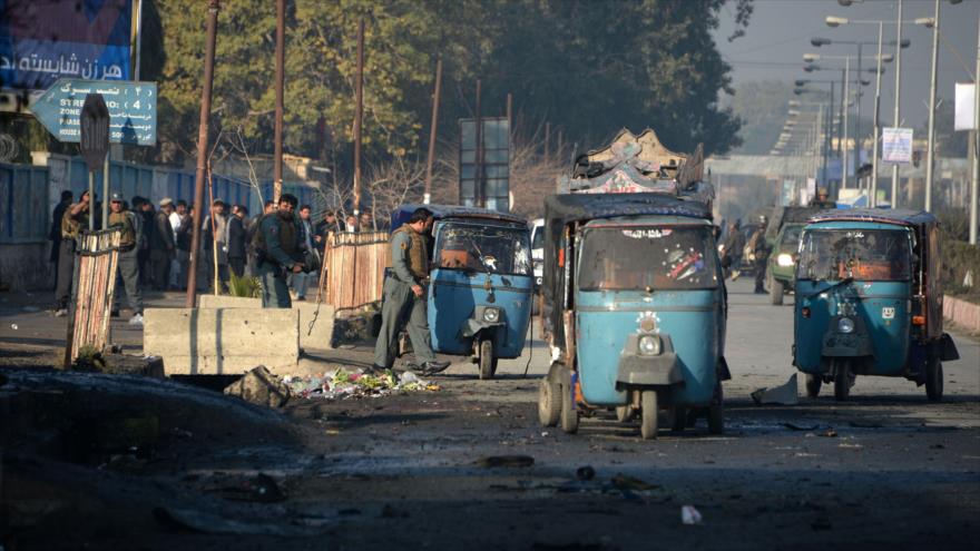 Fuerzas de la Seguridad afgana velan por una calle de la ciudad afgana de Jalalabad (este), en la que se halla el consulado de Paquistán, 13 de enero de 2016. 