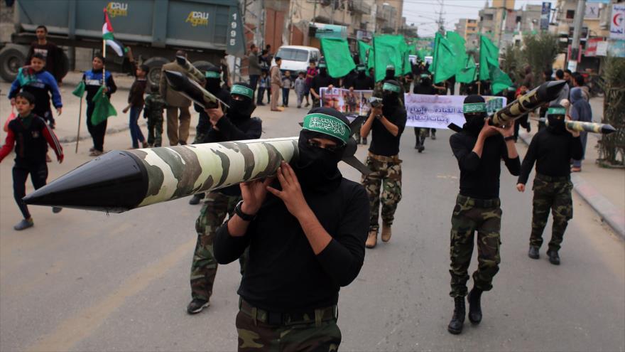 Combatientes de las Brigadas Ezzedin al-Qassam, brazo militar del movimiento propalestino HAMAS, llevan misiles durante un desfile en Gaza.