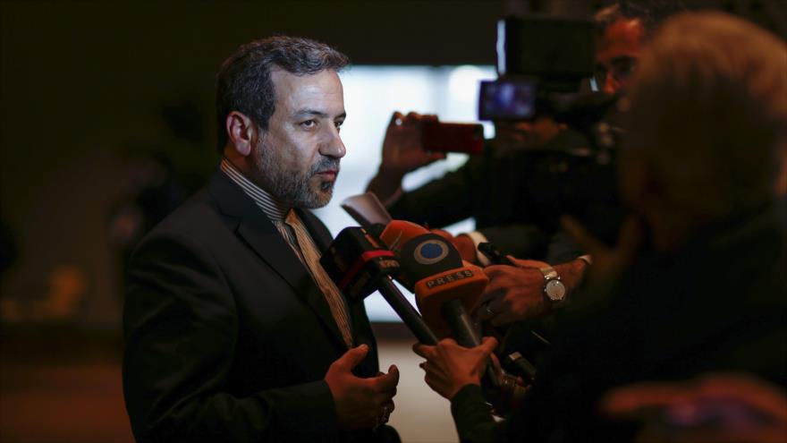 El vicecanciller iraní, Seyed Abás Araqchi, habla con los periodistas.