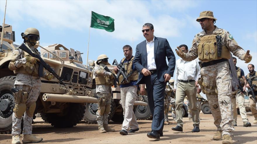 Un comandante saudí recibe al ex primer ministro yemení, Jaled Bahah en una base militar de Arabia Saudí en la sureña ciudad yemení de Aden.