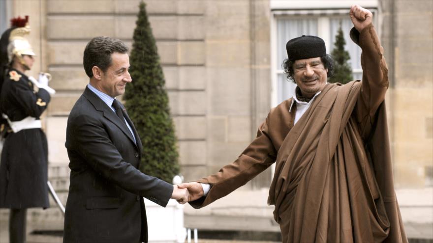 El expresidente francés Nicolás Sarkozy (izqda.) se reúne con el exdictador libio Muamar Gadafi, en París (capital francesa) en 2007.