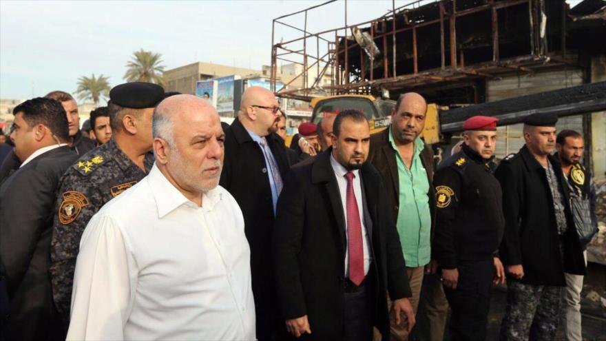 El primer ministro de Irak, Haidar al-Abadi, visita el lugar donde ocurrió el atentado terrorista, 12 de enero de 2016.