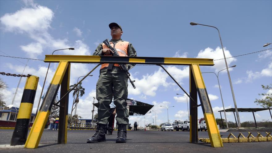 Un soldado venezolano en un puesto de control en Paraguachón, en el estado venezolano de Zulia, en la frontera con Colombia.