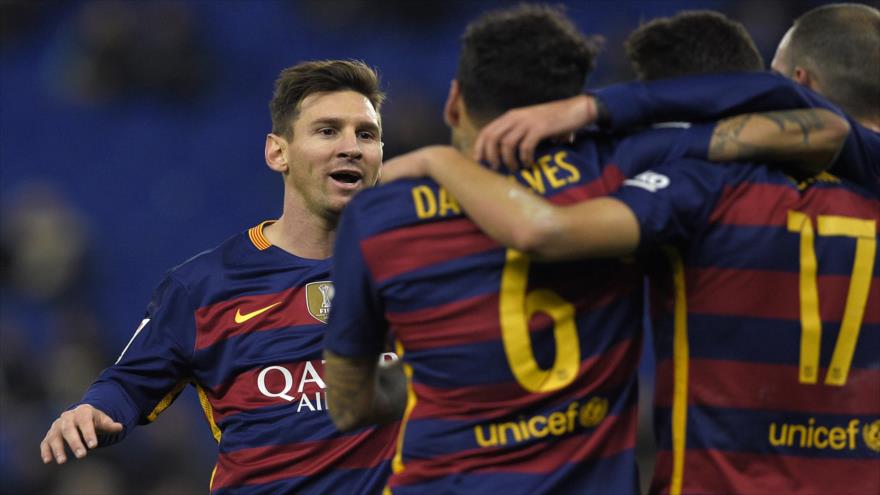 Jugadores del Barcelona festejan su avance a los cuartos de final de la Copa del Rey tras derrotar 2-0 a Espanyol.