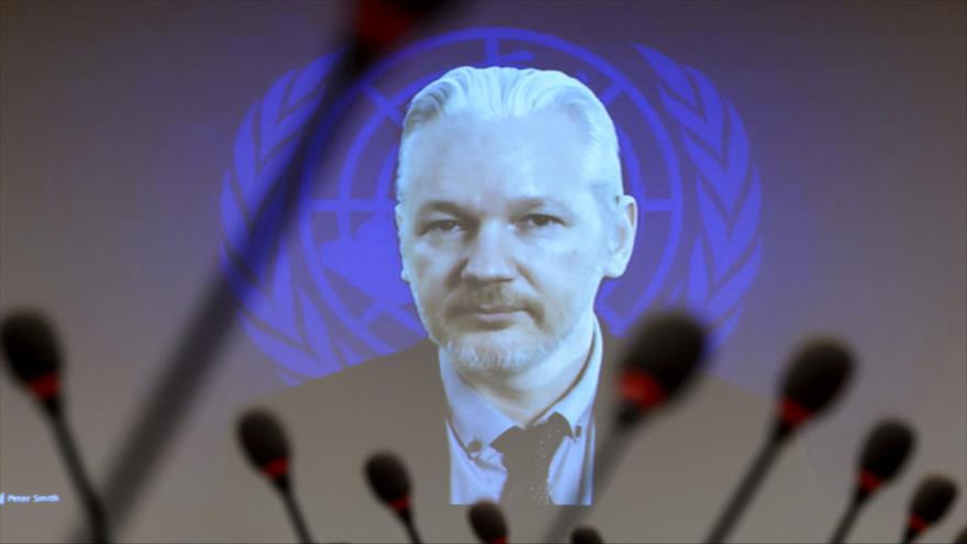Julian Assange, el fundador de Wikileaks, ofrece un discurso videoconferencia desde la embajada de Ecuador en Londres (la capital británica) durante un evento al margen de una sesión del Consejo de DDHH de las Naciones Unidas en Ginebra.