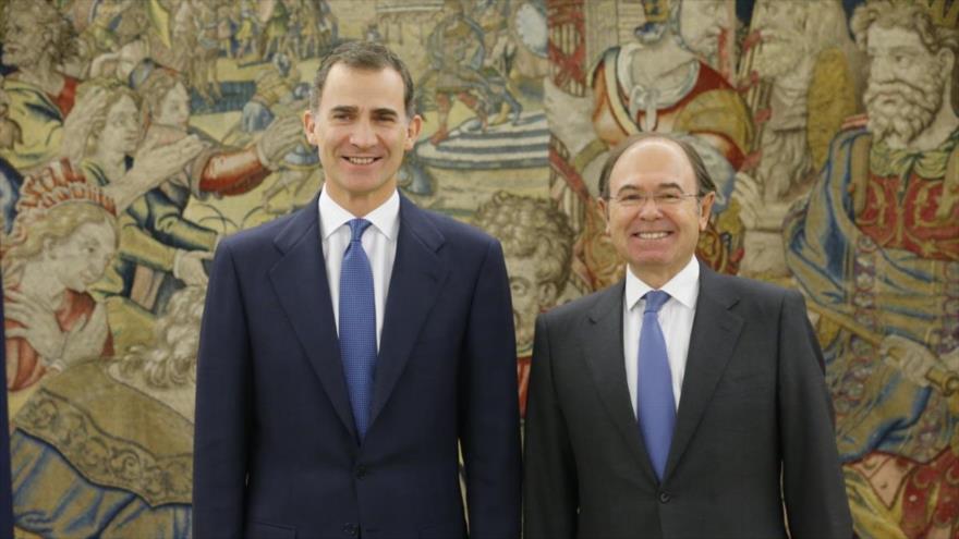 El rey Felipe VI se reúne con el presidente del Senado, Pío García-Escudero, en el Palacio de la Zarzuela, 14 de enero de 2016.