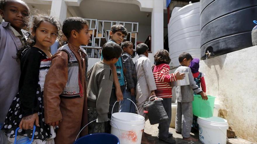 Niños yemeníes hacen cola para conseguir agua potable, algo por lo que luchan a diario más de 19 millones de personas en Yemen.