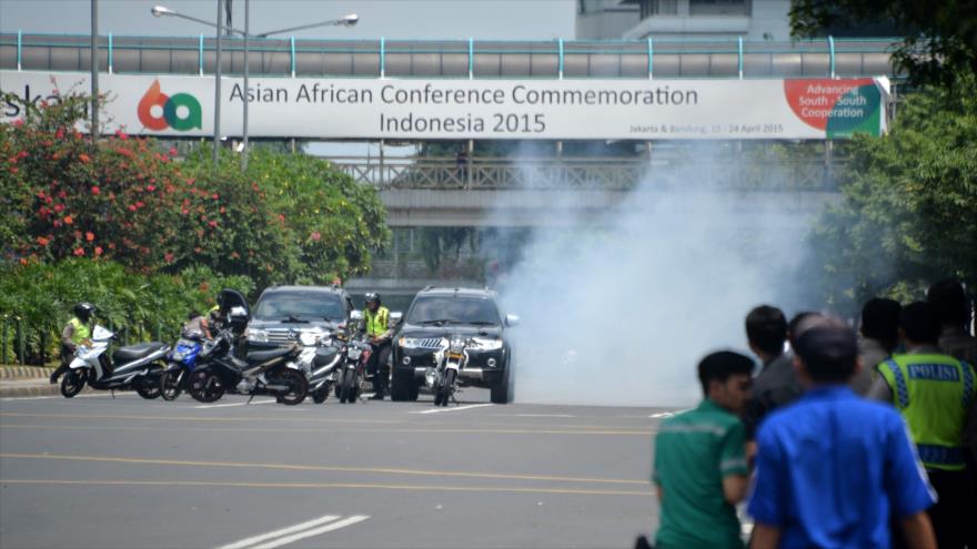 Agentes de la Policía de Indonesia se esconden detrás de los vehículos durante un intercambio de disparos con sospechoso escondido cerca de una cafetería, en la ciudad capitalina de Yakarta.14 de enero de 2016.