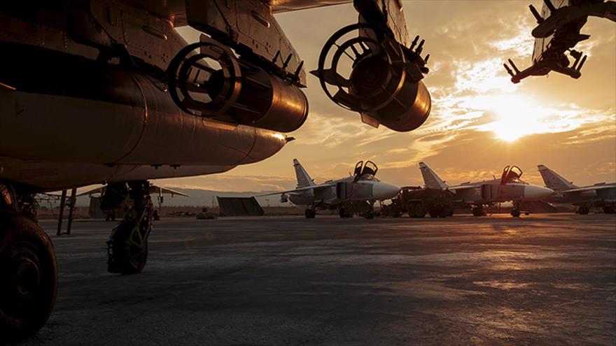 Aeronaves militares rusas en el aeropuerto de Jmeimim, en la provincia siria de Latakia.