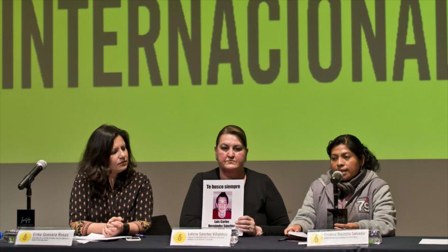 Cristina Bautista Salvador (dcha.), madre de uno de los estudiantes desaparecidos en el estado de Guerrero; Leticia Sanchez Villalobos (c), madre de Luis Carlos Hernandez, que fue secuestrado ante sus ojos en Chihuahua; y Erika Guevara-Rosas, directora del Programa de Amnistía Internacional (AI) para América, en una conferencia sobre la situación de derechos humanos en México, en la Ciudad de México (capital), 14 de enero de 2016.