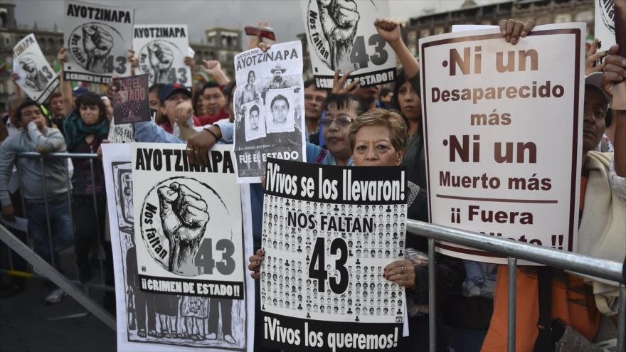 Una marcha en la Ciudad de México para demostrar solidaridad con los padres de los 43 estudiantes desaparecidos en el estado de Guerrero (sur), 24 de septiembre en 2015.