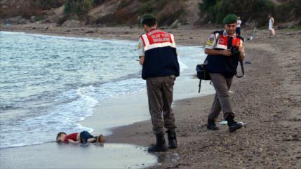 Charlie Hebdo satiriza muerte de Aylan y le acusa de un futuro “acosador de mujeres”