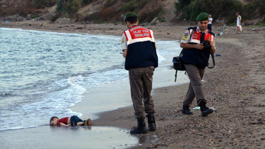 El cuerpo del pequeño Aylan Kurdi ahogado en una playa de Turquía, 2 de septiembre de 2015.