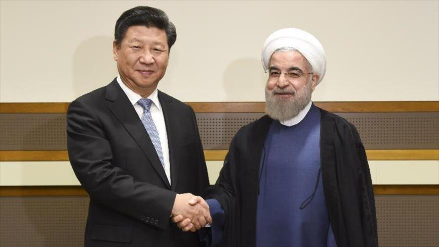 El presidente chino, Xi Jinping (izda.) se reúne con su homólogo iraní, Hasan Rohani, en Nueva York, EE.UU., 28 de septiembre de 2015.