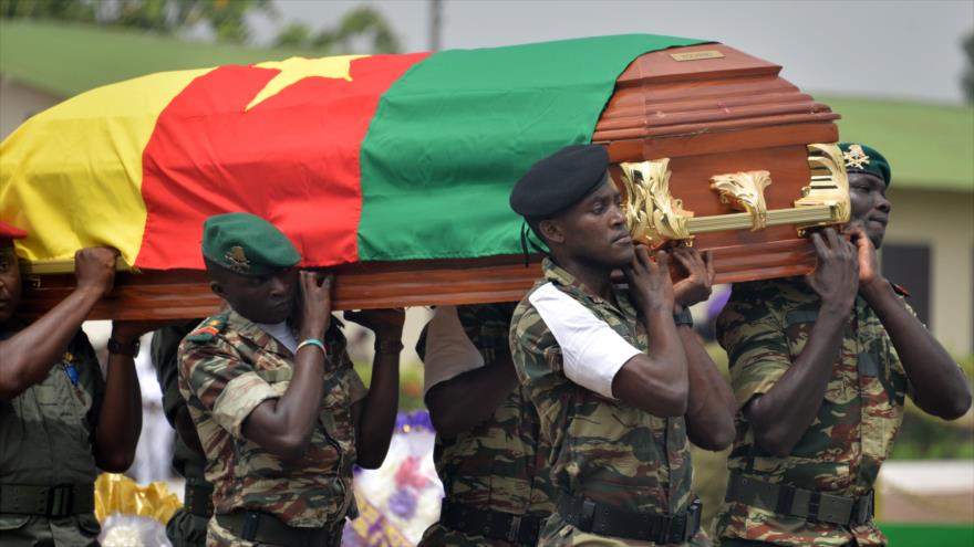 Soldados cameruneses llevan el ataúd de un soldado que murió en el norte del país, mientras luchaba contra los terroristas de Boko Haram, 6 de marzo de 2015.