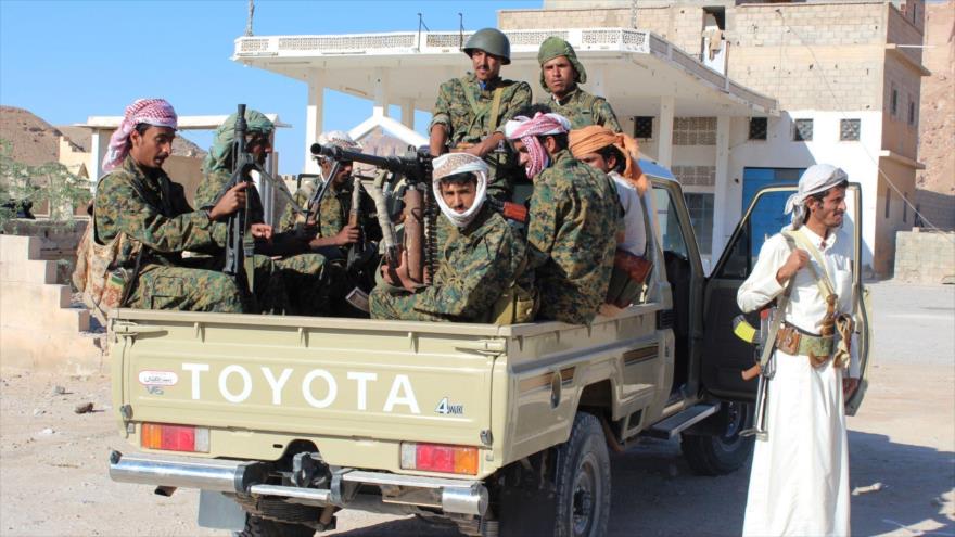 Fuerzas populares yemeníes a bordo de un vehículo.