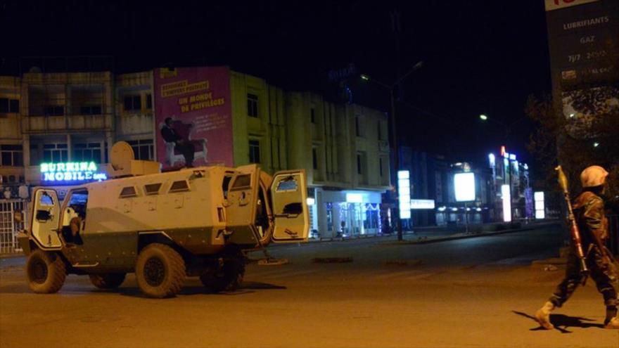 Un vehículo del Ejército de Burkina Faso cerca del Hotel Splendid atacado por hombres armados, 15 de enero de 2016.