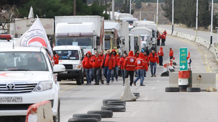 Un convoy de la Media Luna Roja llega a la entrada de la ciudad de Madaya, 14 de enero de 2016.
