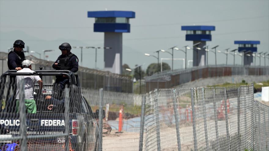 Los agentes de policía federal de México patrullan el perímetro de la prisión de máxima seguridad de El Altiplano en Almoloya, al oeste de la Ciudad de México después de que el Gobierno informó de la fuga del narcotraficante Joaquín "El Chapo" Guzmán de esta prisión. 13 de julio de 2015.