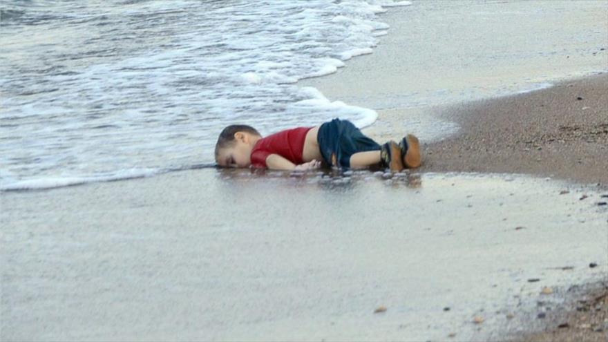 El cuerpo sin vida del pequeño Aylan Kurdi ahogado en una playa de Turquía. 2 de septiembre de 2015.