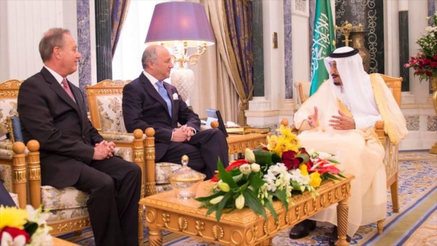 El rey saudí, Salman bin Abdulaziz Al Saud, recibe al canciller francés, Laurent Fabius (centro), 12 de abril de 2015.