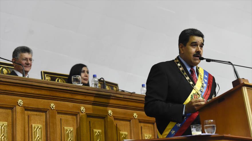 El presidente de Venezuela, Nicolás Maduro, dirigiéndose a la Asamblea Nacional, y detrás de él aparece el jefe del Parlamento, Henry Ramos Allup. 15 de enero de 2016