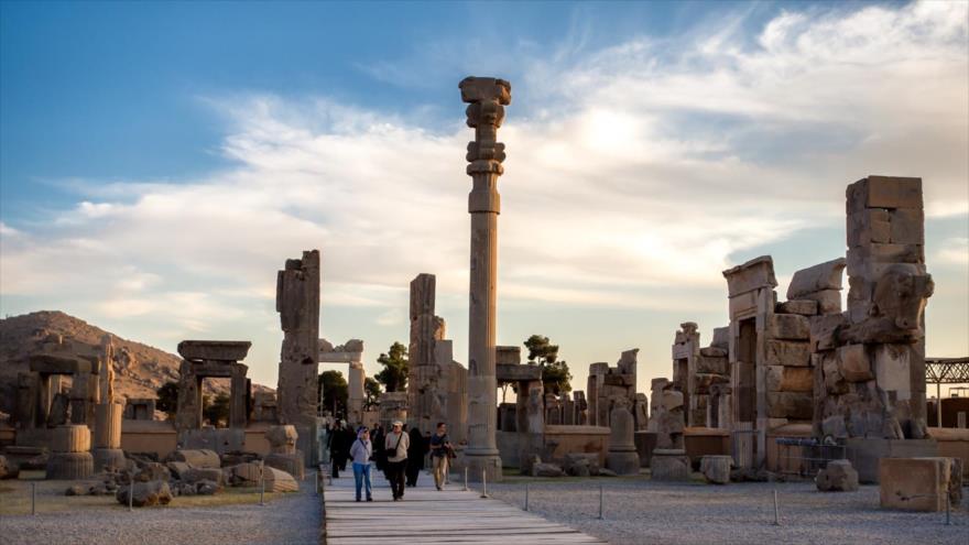 Un gruopo de turistas en el patrimonio cultural y histórico de ‘Persépolis’, en Shiraz (sur de Irán).