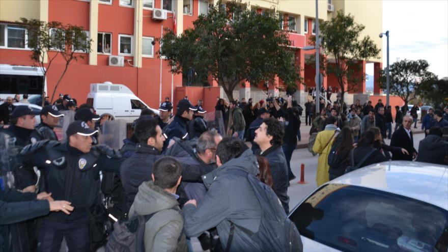 Fuerzas de la Policía turca intentan detener a un académico de la Universidad de Kocalei (noroeste), 15 de enero de 2016. 