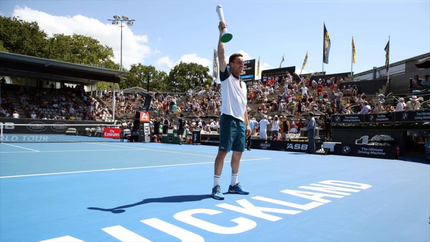 El tenista español Roberto Bautista levanta el trofeo del torneo de Auckland, en Nueva Zelanda, 16 de enero de 2016.