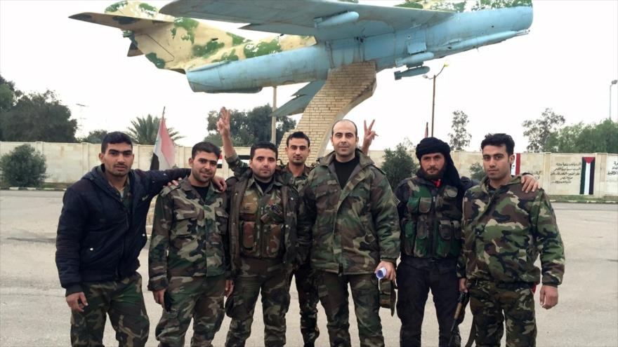 Soldados del Ejército sirio en un aeropuerto militar controlado por el Gobierno en la ciudad oriental de Deir al-Zur. 12 de diciembre de 2015