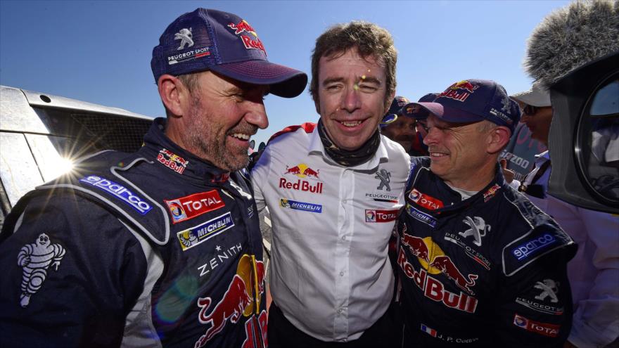 El piloto francés de Peugeot Stéphane Peterhansel (izda.) junto con su copiloto Jean Paul Cottret (dcha.) y el director del grupo Peugeot Bruno Famin (centro), 16 de enero de 2016.