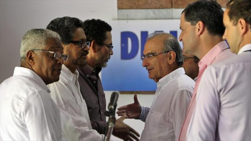 Miembros de las FARC con los representantes del Gobierno colombiano.