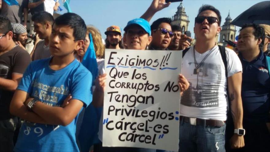 Manifestantes en una protesta en el centro de Ciudad de Guatemala piden al presidente Jimmy Morales combatir la corrupción, 16 de enero de 2016.