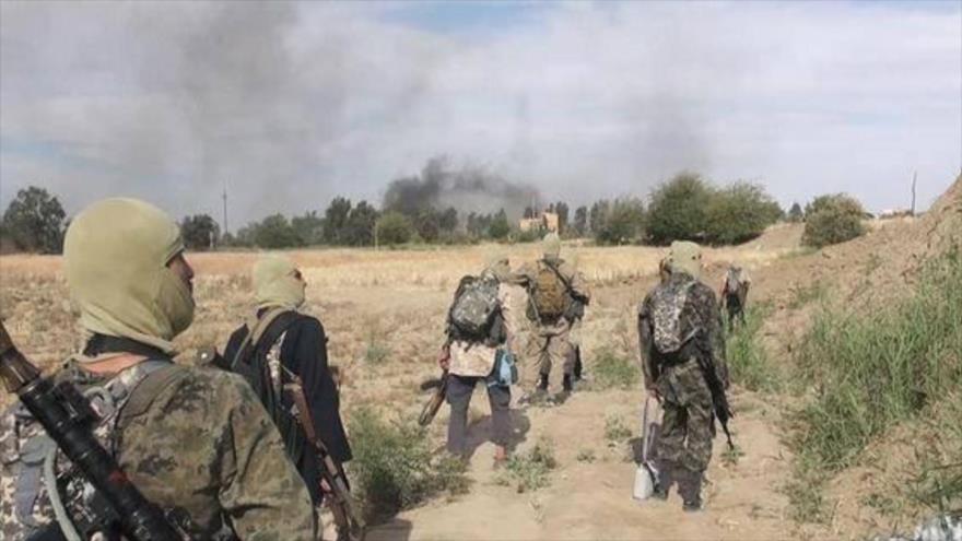 Combatientes del grupo takfirí Daesh, en la provincia siria de Deir al-Zur.
