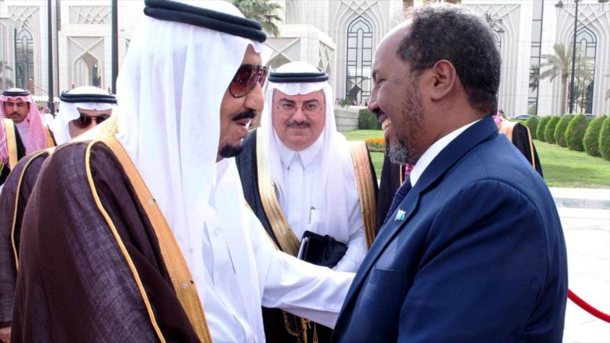 El rey saudí, Salman bin Abdulaziz Al Saud (izda.), junto con el presidente de Somalia, Hasan Sheij Mohamud.