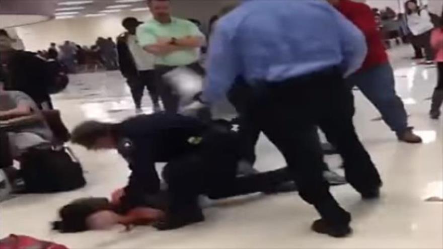 VIDEO: Estudiante se desmaya por golpe de un policía en EEUU