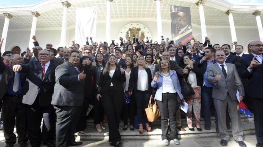 Diputados opositores se congregan frente a la Asamblea Nacional de Venezuela tras la juramentación el 5 de enero de 2016. 