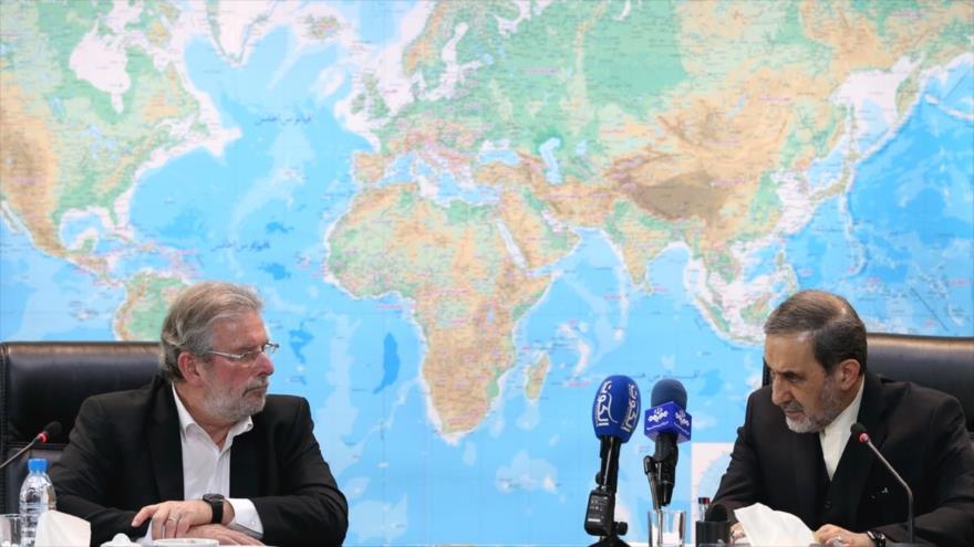 El asesor del Líder de Irán para Asuntos Internacionales, Ali Akbar Velayati (drch.), y el presidente del Parlamento de Luxemburgo, Mars Di Bartolomeo, durante un encuentro en Teherán, la capital iraní, 17 de enero de 2016.