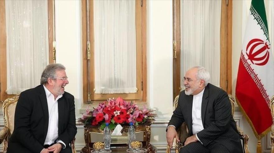El canciller iraní, Mohamad Yavad Zarif (drch.), y el presidente del Parlamento de Luxemburgo, Mars Di Bartolomeo, durante un encuentro en Teherán, la capital iraní, 17 de enero de 2016.