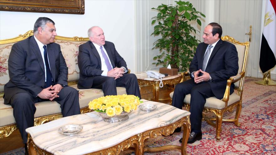 Una reunión del director de la CIA, John Brennan (segundo de izda.), con el presidente de Egipto, Abdel Fatah al-Sisi, 19 de abril de 2015.