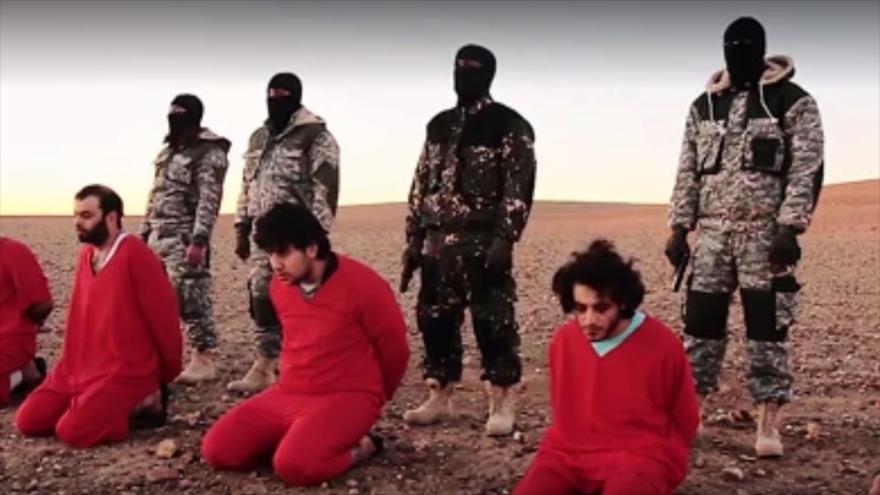 La foto muestra a miembros del grupo terrorista EIIL en el momento de ejecutar a cuatro rehenes.