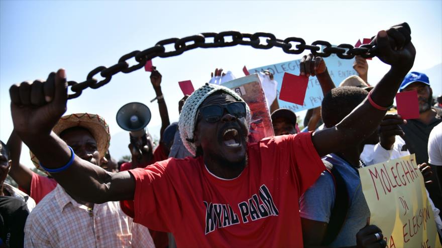 Haitianos se congregan frente al Parlamento en protesta a la segunda ronda de las elecciones presidenciales. 11 de enero de 2016